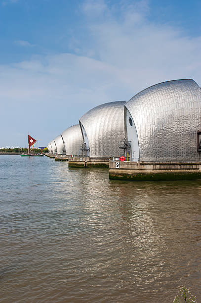 barge à voile et de la barrière de la tamise - thames flood barrier photos et images de collection