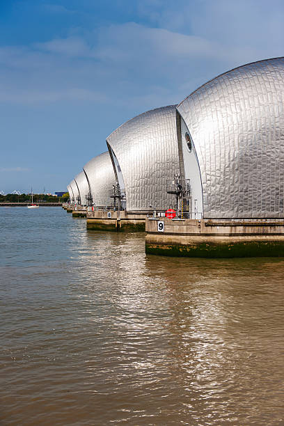 jacht i zapora na tamizie - thames flood barrier zdjęcia i obrazy z banku zdjęć