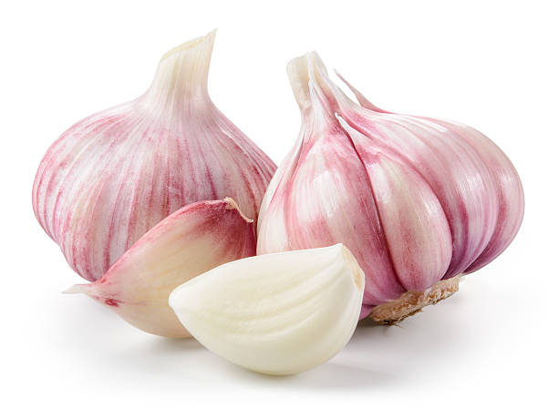 ニンニクのクローズアップに隔てられた白の背景ます。クリッピングパスでます。 - garlic clove isolated white ストックフォトと画像