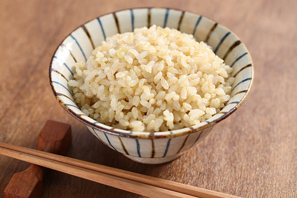 gekochten brown rice - brown rice cooked rice steamed stock-fotos und bilder