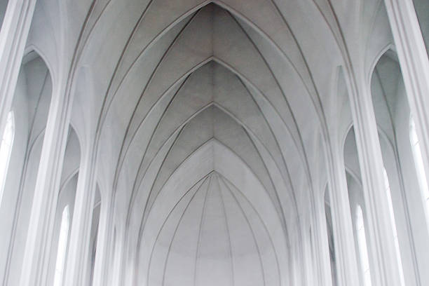 arches gothiques dans une église moderne - cathedral photos et images de collection