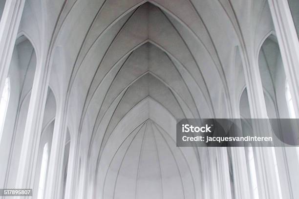 Photo libre de droit de Arches Gothiques Dans Une Église Moderne banque d'images et plus d'images libres de droit de Église - Église, Cathédrale, Architecture