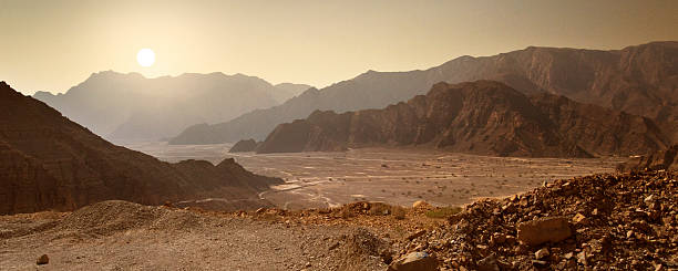 sonnenaufgang in der wüste in oman musandam - solitude morning nature rural scene stock-fotos und bilder