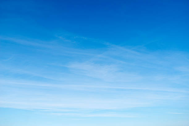 bellissimo cielo con nuvole bianche.   sfondo - against a blue sky foto e immagini stock