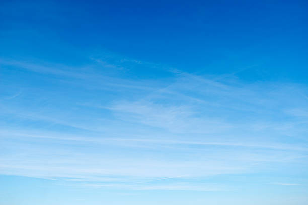 美しい空、白い雲。 背景 - 澄んだ空 ストックフォトと画像