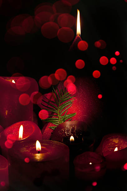 czerwone świece i nieostry światła – dekoracja świąteczna - tea light votive candle candle candlelight zdjęcia i obrazy z banku zdjęć