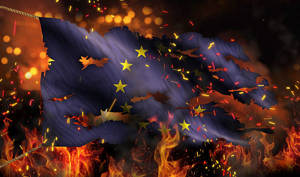 queima de fogo europa bandeira de guerra conflito noite 3d - independence spark fire flame imagens e fotografias de stock