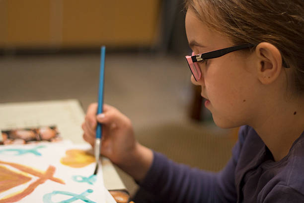 istock Girl painting 517902596