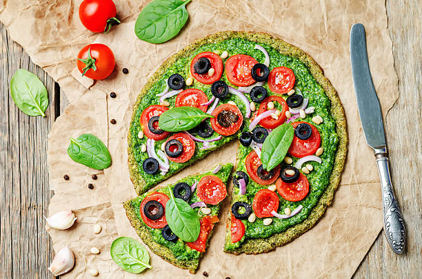 vegana brócoli calabacín pizza galletas con verduras - vegetarian pizza fotografías e imágenes de stock