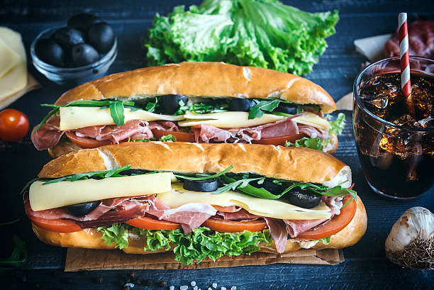 sandwichs servis sous-marin - bun salad ham rolled up photos et images de collection