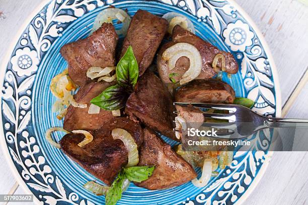 Sautierte Gänseleber Mit Zwiebeln Auf Blau Platte Stockfoto und mehr Bilder von Leberfleisch - Leberfleisch, Rindfleisch, Schweinefleisch