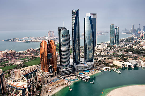 アブダビのランド�マーク - abu dhabi united arab emirates corniche city ストックフォトと画像