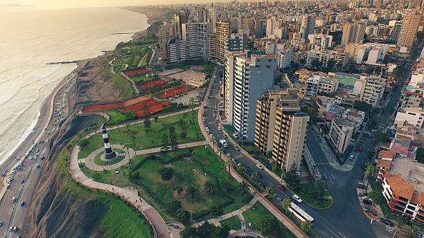 vue aérienne de paysage urbain cosatline de miraflores à lima, au pérou - lima peru photos et images de collection