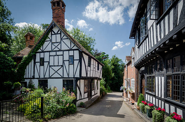 красивая сельская улица - house residential structure non urban scene tudor style стоковые фото и изображения