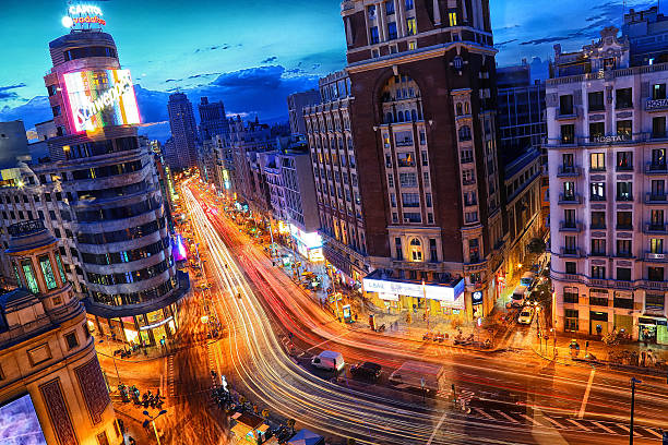 gran via notturno - gran vía foto e immagini stock