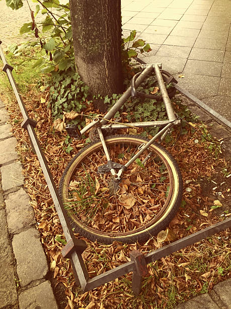 istock Abandoned bike in Berlin 517929863