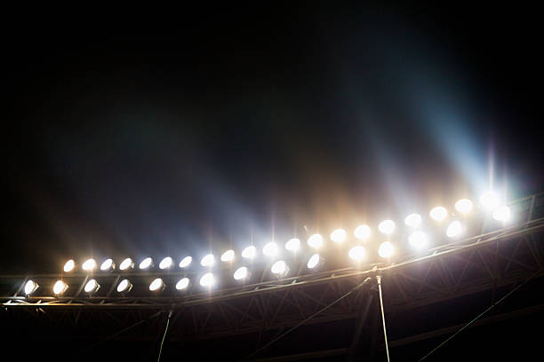 vue sur le stade de signalisation de nuit - illuminé par projecteur photos et images de collection