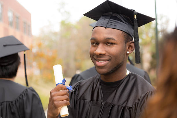 edukacja : mężczyzna absolwent i znajomych na kolegium campus. - high school student graduation education friendship zdjęcia i obrazy z banku zdjęć