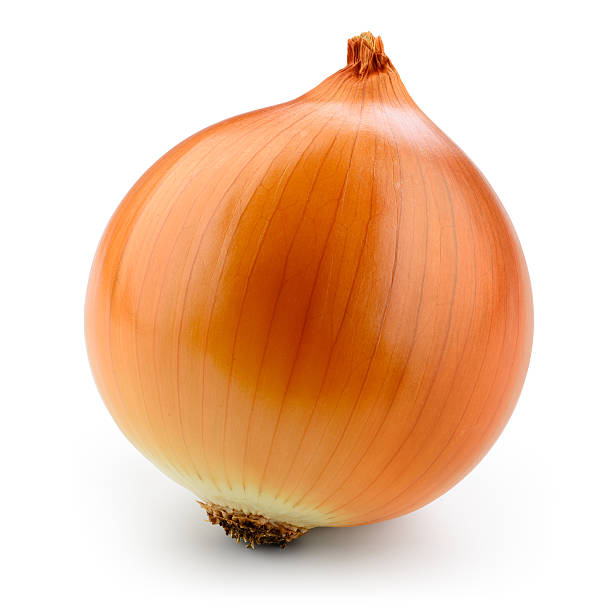 свежий лук шаровой изолированного на белом. с контуром обрезки. - onion стоковые фото и изображения