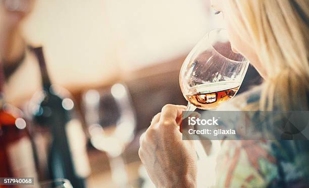 Weinprobe Veranstaltung Stockfoto und mehr Bilder von Weinprobe - Weinprobe, Alkoholisches Getränk, Analysieren