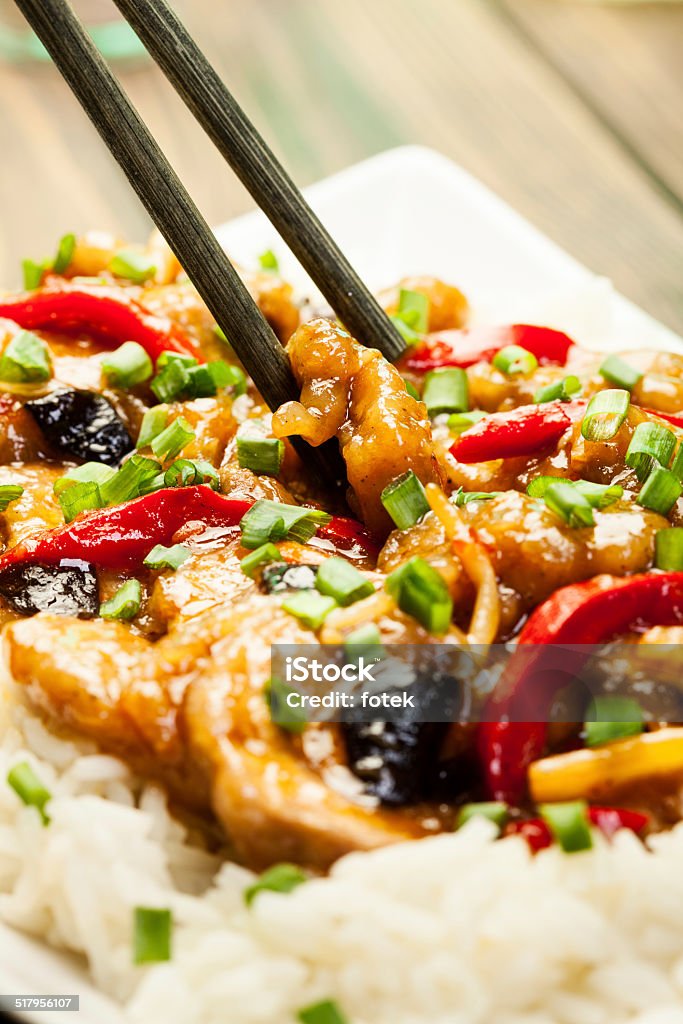 Sirloins en salsa agridulce se sirve con arroz - Foto de stock de Alimento libre de derechos
