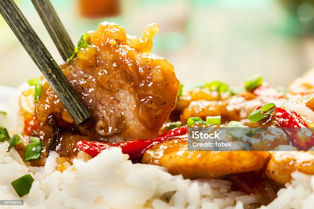 Sirloins en salsa agridulce se sirve con arroz - Foto de stock de Alimento libre de derechos