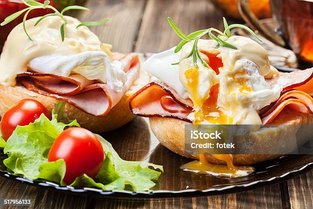 Huevos Benedict En Caliente Bollos Con Jamón Foto de stock y más banco de imágenes de Huevo a la benedictina - Huevo a la benedictina, Desayuno, Jamón