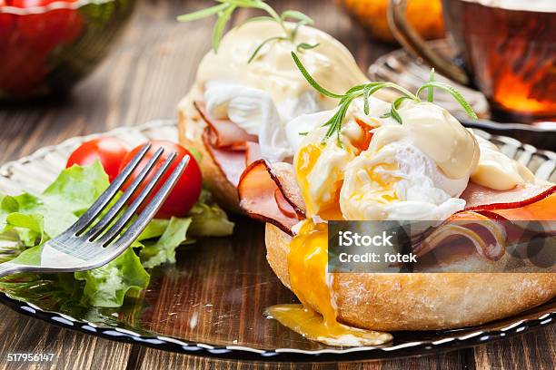 Huevos Benedict En Caliente Bollos Con Jamón Foto de stock y más banco de imágenes de Desayuno - Desayuno, Huevo a la benedictina, Plato - Vajilla