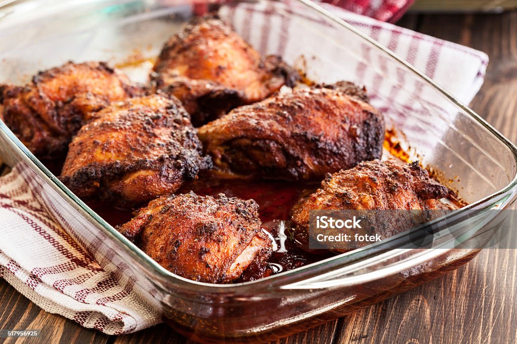 Pollo asado drumsticks en cazuela para guiso - Foto de stock de Al horno libre de derechos