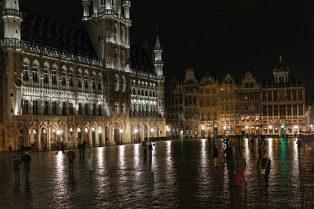 grand-place de bruxelas - resorte imagens e fotografias de stock