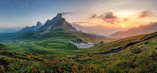 montagna panorama delle alpi natura nelle dolomiti, italia. - dawn lake sky sunrise foto e immagini stock