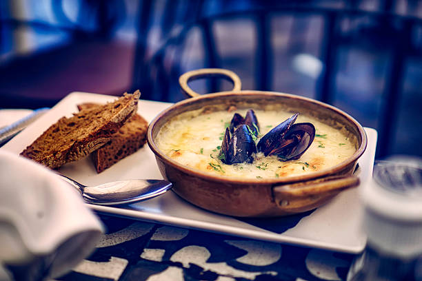 mejillones francés clásico plato de pescado - comida francesa fotografías e imágenes de stock