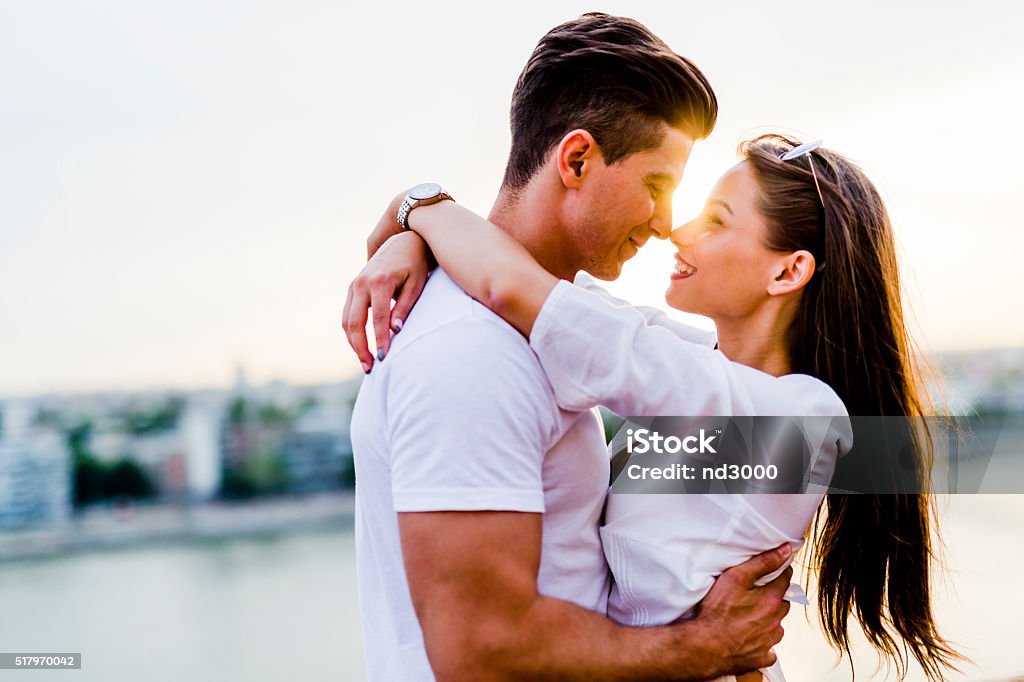 Junge schöne paar umarmen und küssen zu - Lizenzfrei Freund Stock-Foto