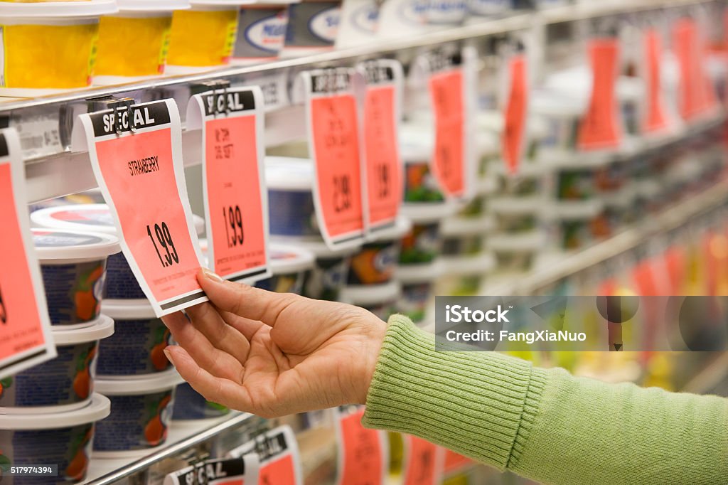 Preiskontrolle im Supermarktgang - Lizenzfrei Preisschild Stock-Foto