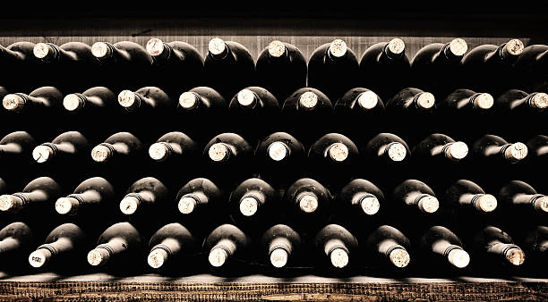 - bouteilles de vin empilés - aging process french culture winemaking next to photos et images de collection
