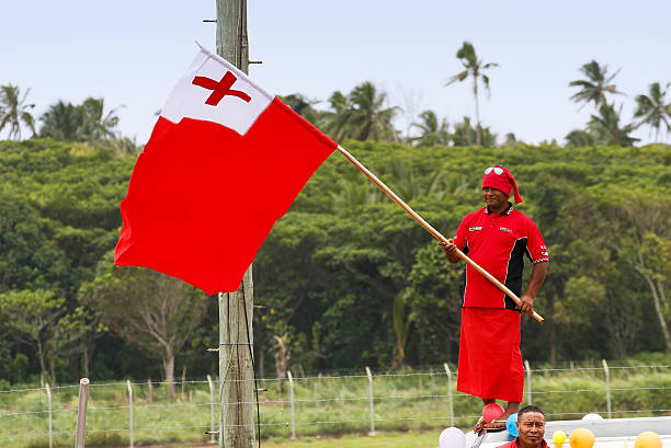 les homme rend hommage à l'arrivée de fuifui moimoi - vavau islands photos et images de collection