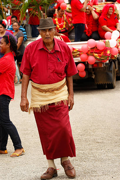 местный человек празднует прибытия fuifui moimoi - tongan dance стоковые фото и изображения