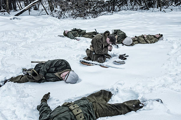 soldats morts de la seconde guerre mondiale de leurs vux tombé dans une embuscade camarade victimes de la guerre - lying down men isolated young adult photos et images de collection