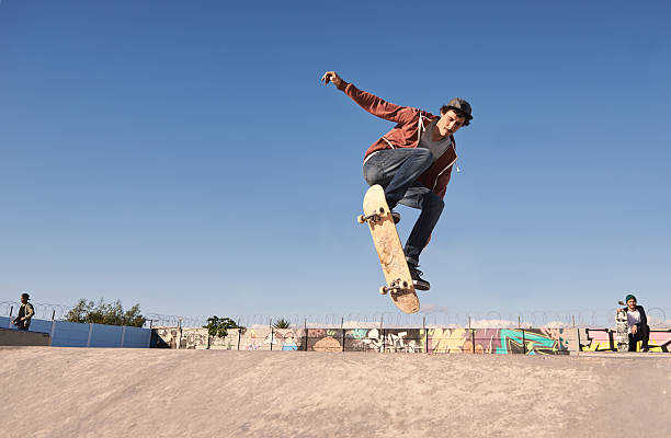 移動空気を - skateboard park extreme sports recreational pursuit skateboarding ストックフォトと画像