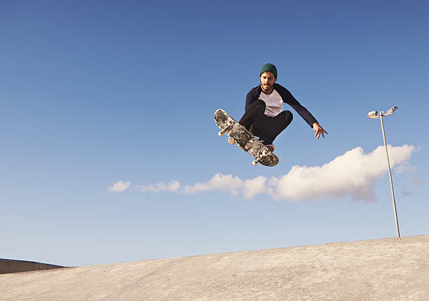 extracción de un enfermo truco - skateboarding skateboard park teenager extreme sports fotografías e imágenes de stock