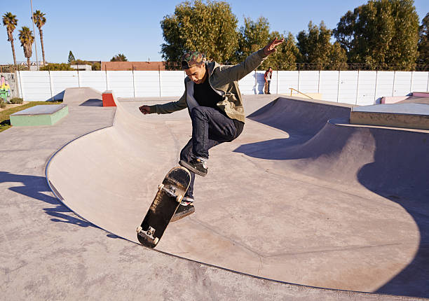 このチェックアウト - skateboard park skateboarding practicing stunt ストックフォトと画像