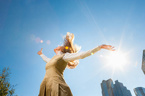 太陽の光の中で外で回転する女の子 - holy city ストックフォトと画像