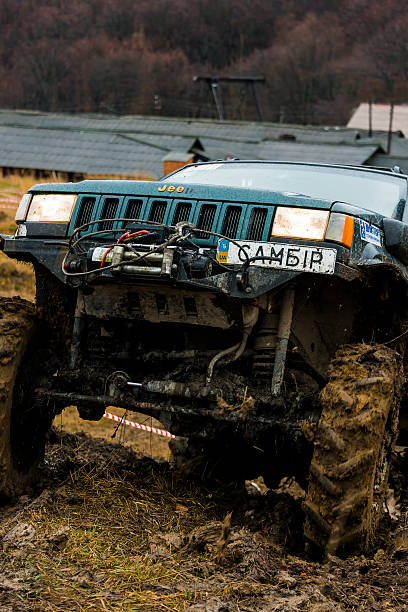 オフロード自動車ブランドのジープ チェロキー 克服します。 、トラック - off road vehicle 4x4 jeep mud ストックフォトと画像