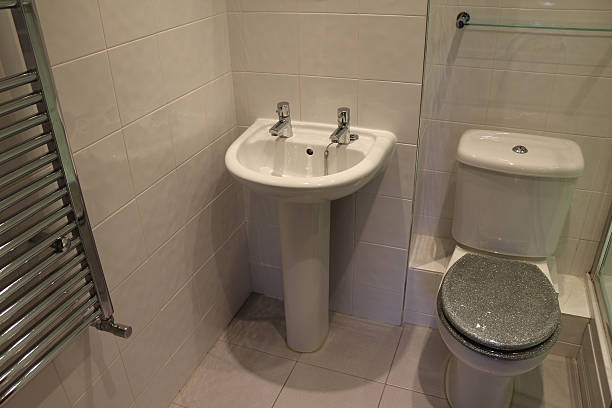 imagem do moderno, branco banheiro azulejado, pia com pedestal, cromados radiador - sink bathroom pedestal tile - fotografias e filmes do acervo