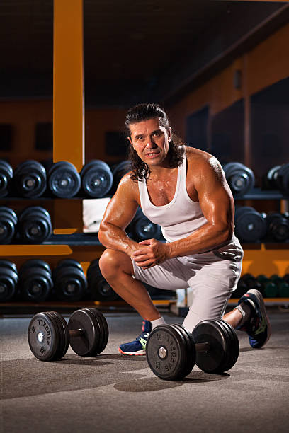 uomo con bilanciere - human muscle men weights picking up foto e immagini stock