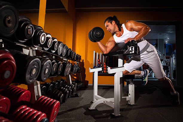 uomo facendo allenamento con bilanciere - human muscle men weights picking up foto e immagini stock