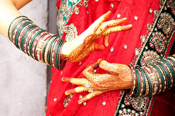 댄서 손 - indian culture bride women henna tattoo 뉴스 사진 이미지