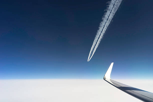 no céu azul - wingtip vortices imagens e fotografias de stock