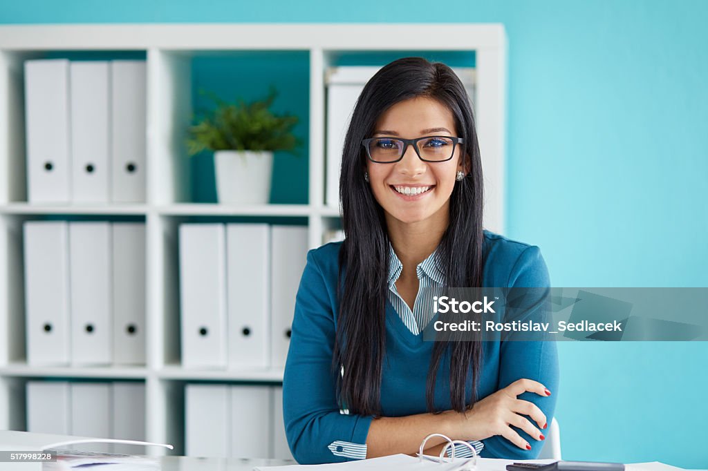 Joven mujer de negocios con gafas - Foto de stock de Mujeres libre de derechos