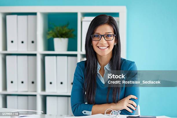 Joven Mujer De Negocios Con Gafas Foto de stock y más banco de imágenes de Mujeres - Mujeres, Azul, Ejecutiva